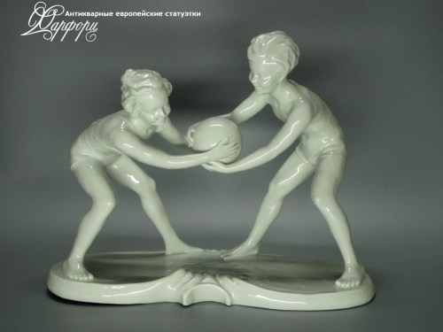 Купить фарфоровую статуэтку Schaubach Kunst Игра в мяч